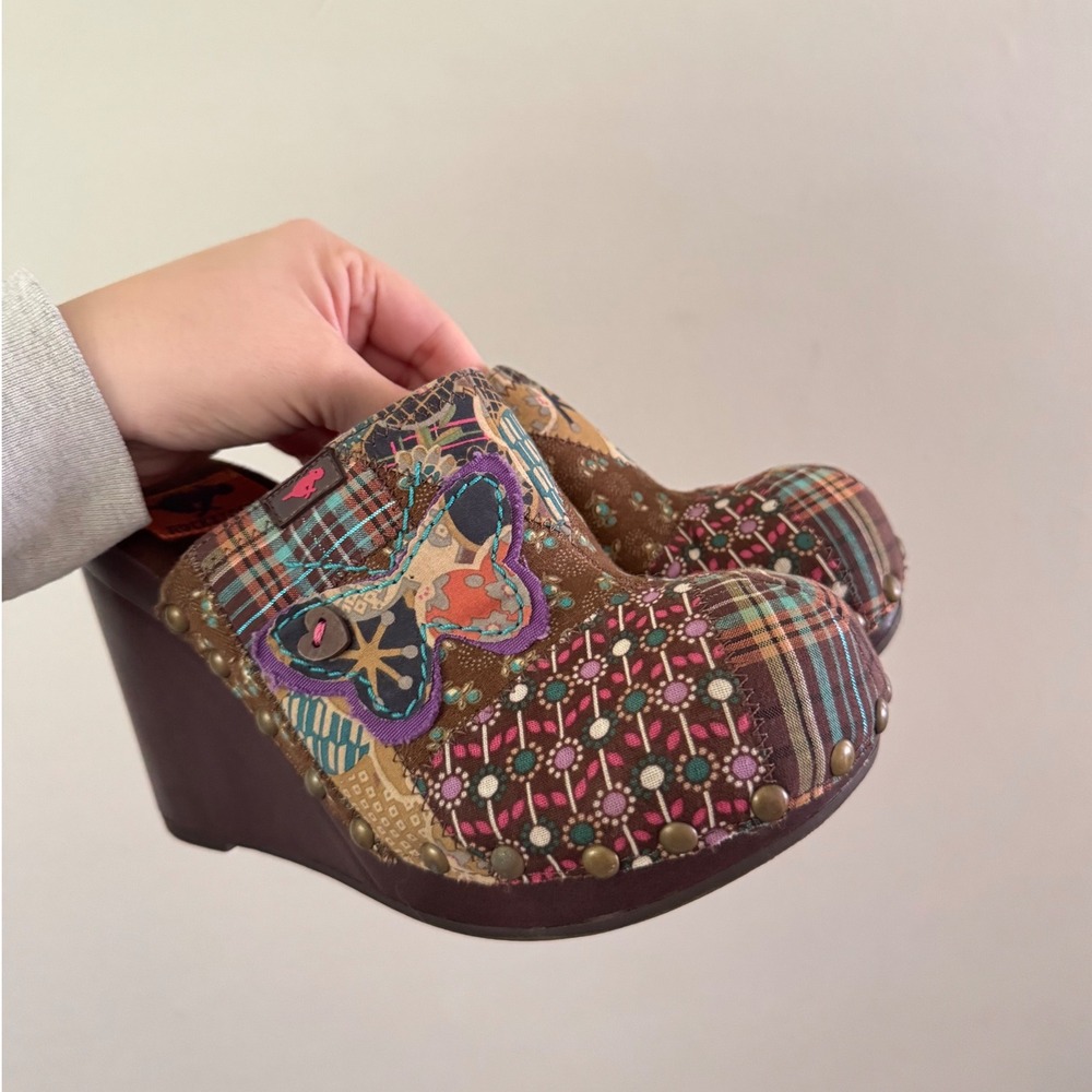 vintage/y2k brown rocket dog clogs